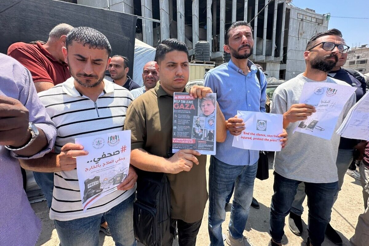 Demonstrators in Gaza call for medical evacuation of Palestinian journalists. [Mohammed Asad/Middle East Monitor]