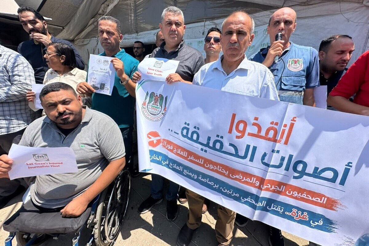 Demonstrators in Gaza call for medical evacuation of Palestinian journalists. [Mohammed Asad/Middle East Monitor]