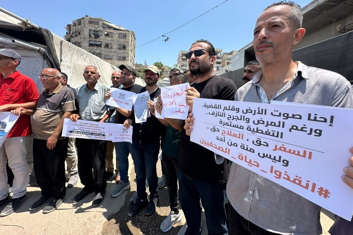 Demonstrators in Gaza call for medical evacuation of Palestinian journalists. [Mohammed Asad/Middle East Monitor]
