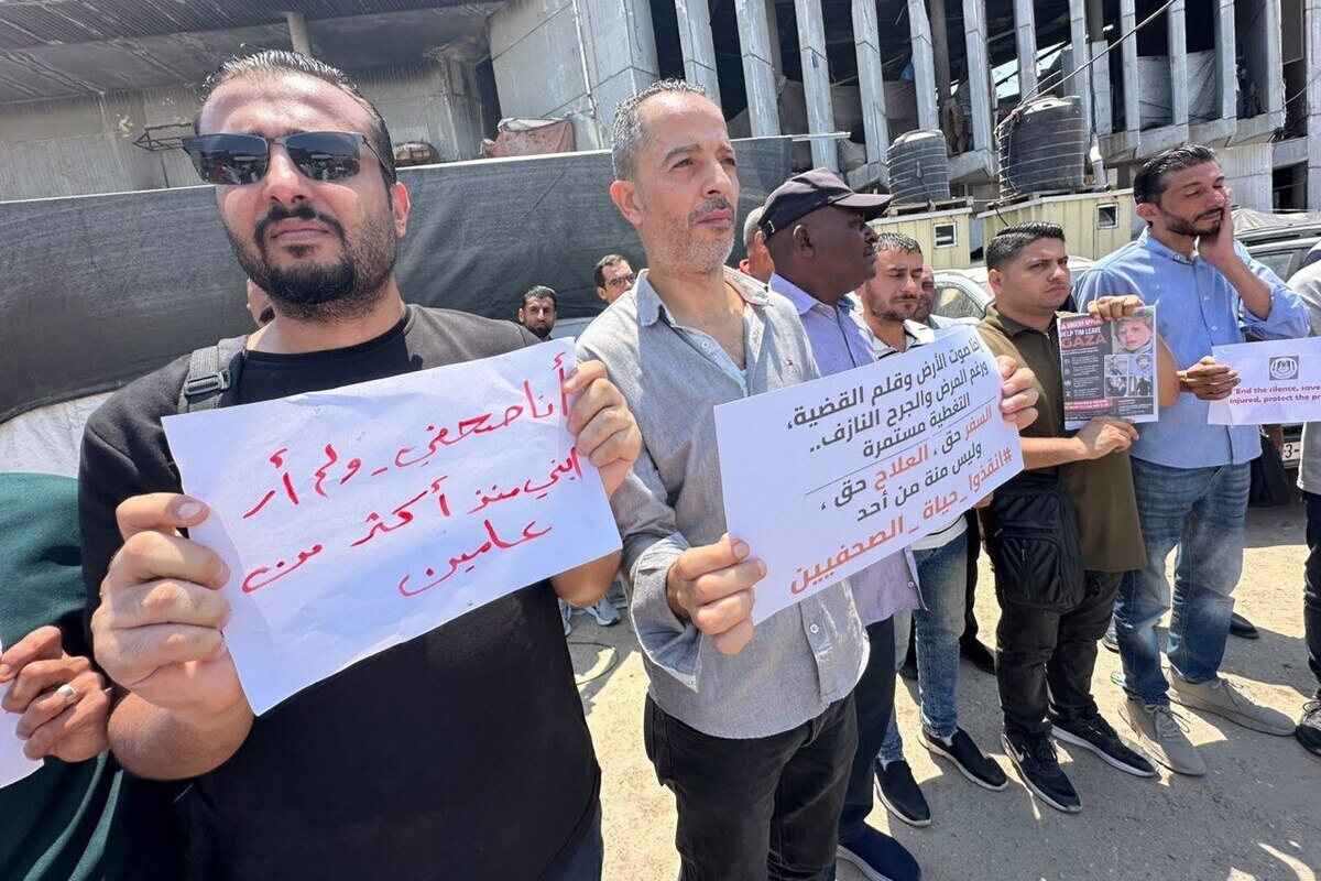 Demonstrators in Gaza call for medical evacuation of Palestinian journalists. [Mohammed Asad/Middle East Monitor]