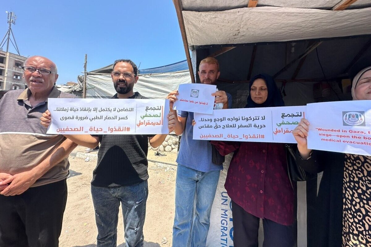 Demonstrators in Gaza call for medical evacuation of Palestinian journalists. [Mohammed Asad/Middle East Monitor]