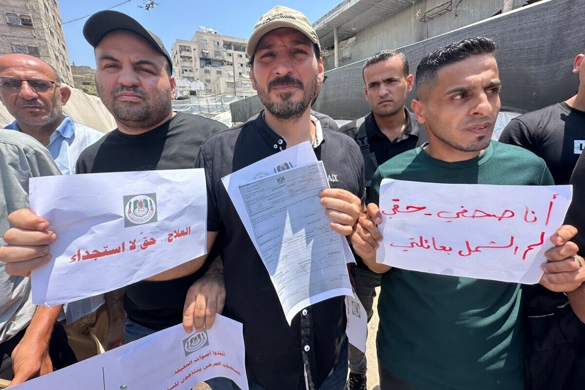 Demonstrators in Gaza call for medical evacuation of Palestinian journalists. [Mohammed Asad/Middle East Monitor]