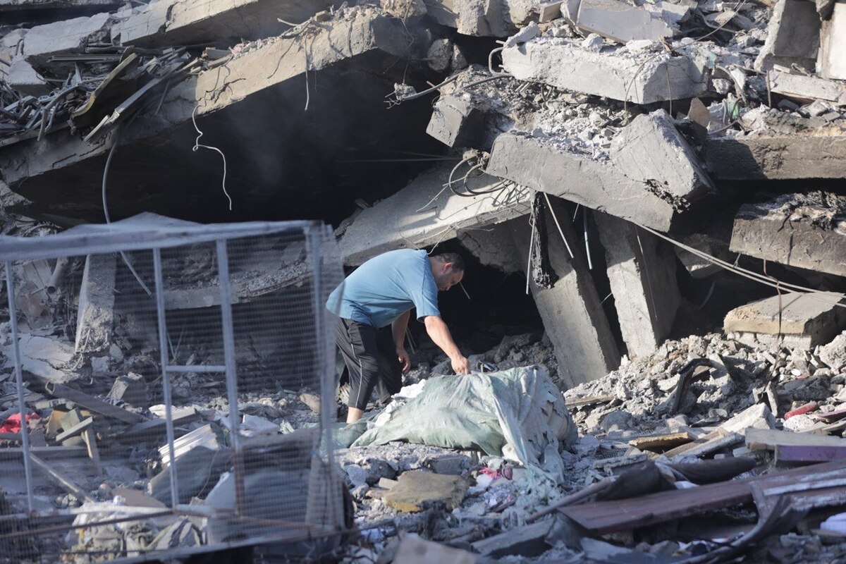 Israeli military airstrikes targeted several locations across the Gaza Strip, leaving homes and commercial building heavily damaged. [Mohammed Asad/Middle East Monitor]