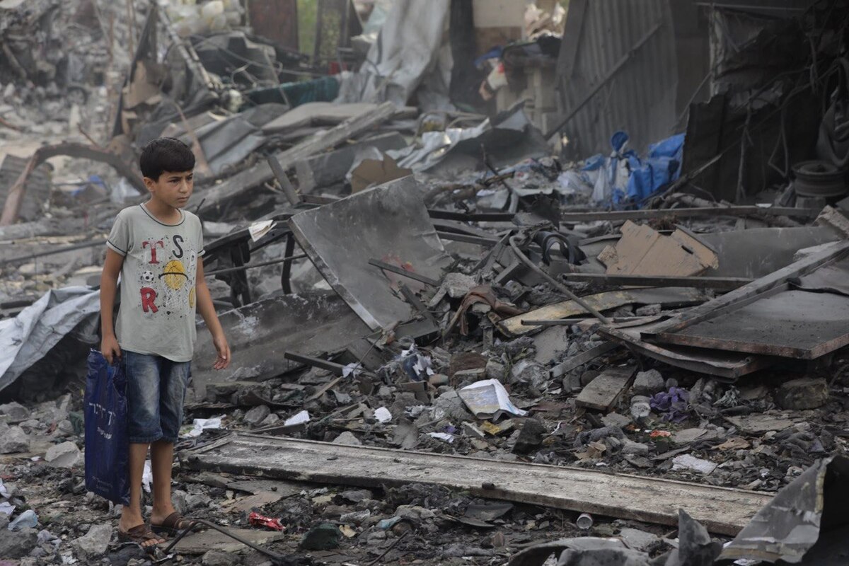 Israeli military airstrikes targeted several locations across the Gaza Strip, leaving homes and commercial building heavily damaged. [Mohammed Asad/Middle East Monitor]