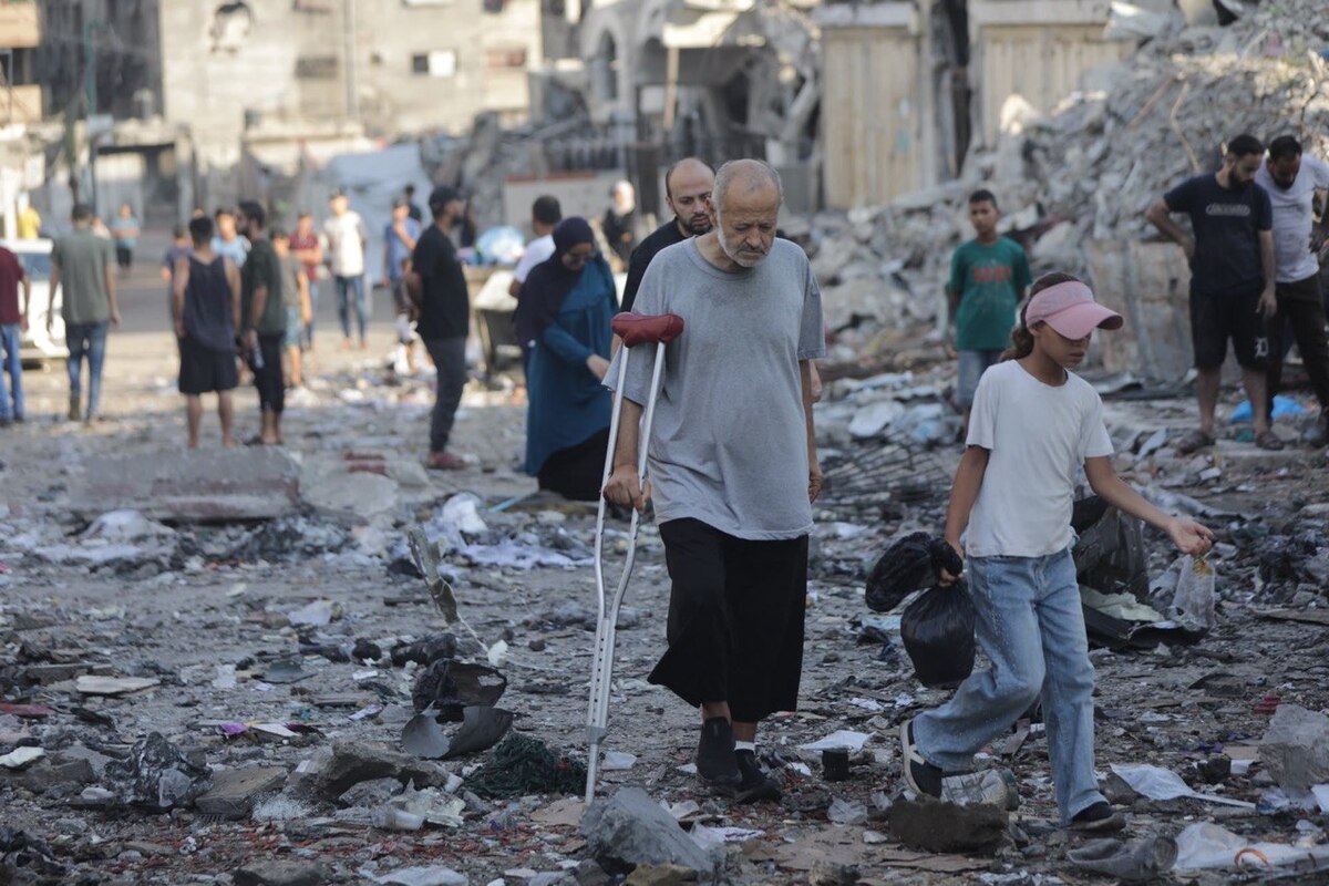 Israeli military airstrikes targeted several locations across the Gaza Strip, leaving homes and commercial building heavily damaged. [Mohammed Asad/Middle East Monitor]