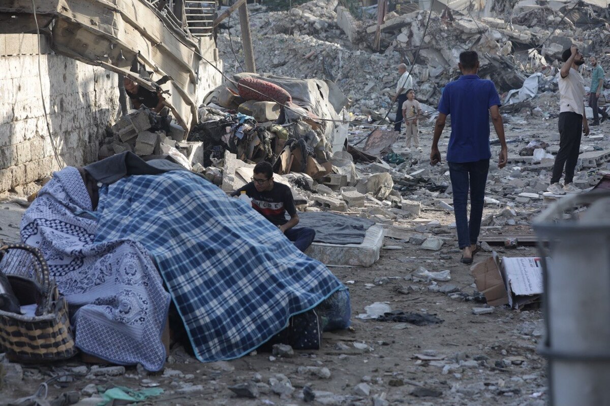 Israeli military airstrikes targeted several locations across the Gaza Strip, leaving homes and commercial building heavily damaged. [Mohammed Asad/Middle East Monitor]