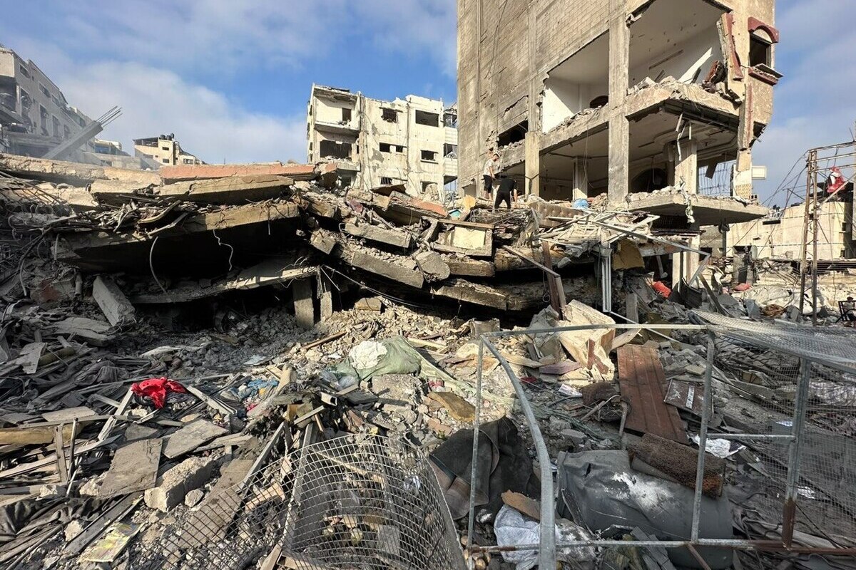 Israeli military airstrikes targeted several locations across the Gaza Strip, leaving homes and commercial building heavily damaged. [Mohammed Asad/Middle East Monitor]