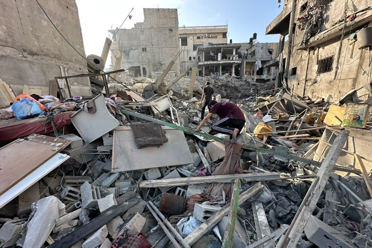 Israeli military airstrikes targeted several locations across the Gaza Strip, leaving homes and commercial building heavily damaged. [Mohammed Asad/Middle East Monitor]