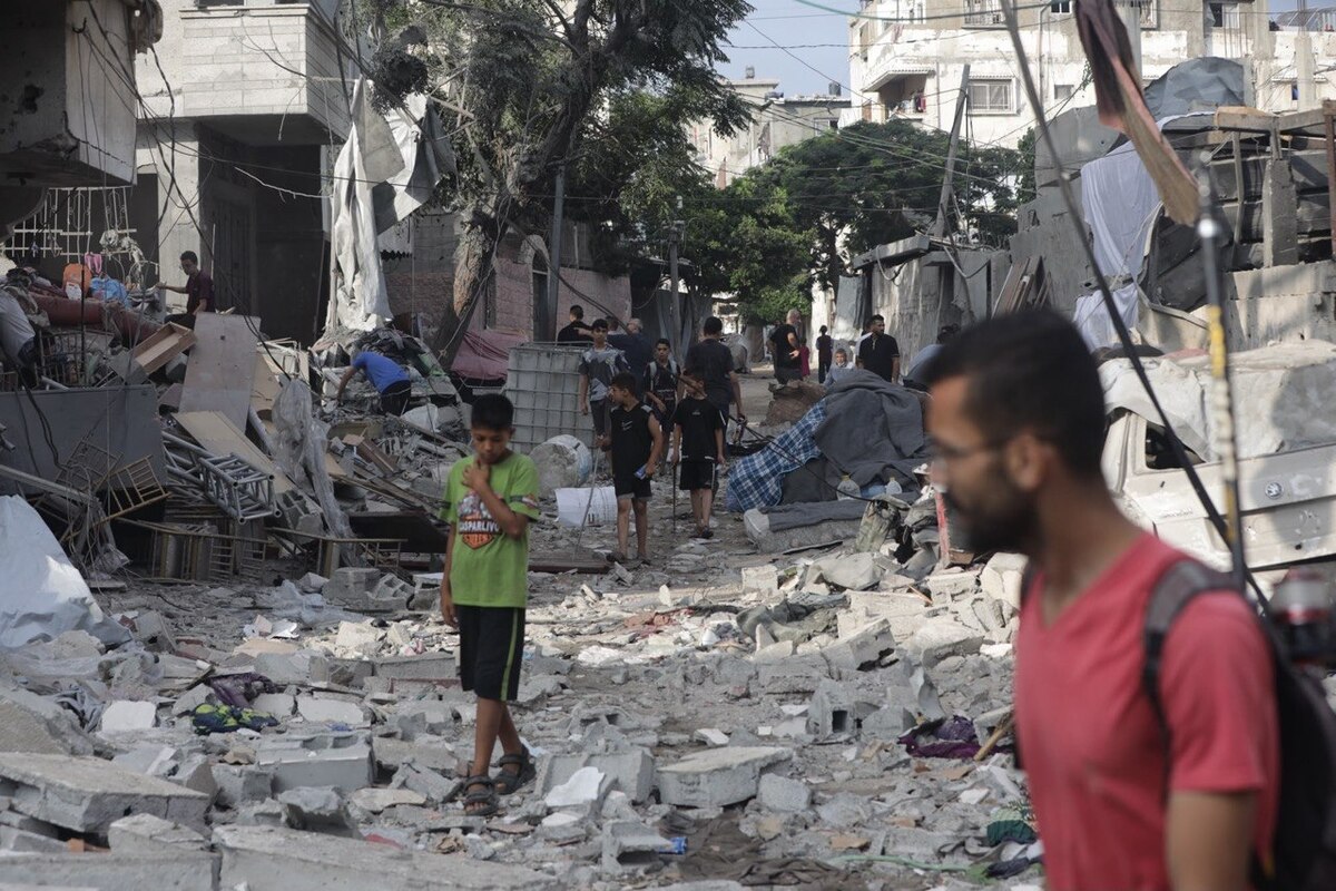 Israeli military airstrikes targeted several locations across the Gaza Strip, leaving homes and commercial building heavily damaged. [Mohammed Asad/Middle East Monitor]