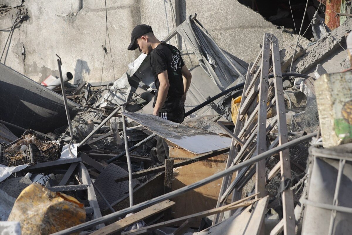 Israeli military airstrikes targeted several locations across the Gaza Strip, leaving homes and commercial building heavily damaged. [Mohammed Asad/Middle East Monitor]