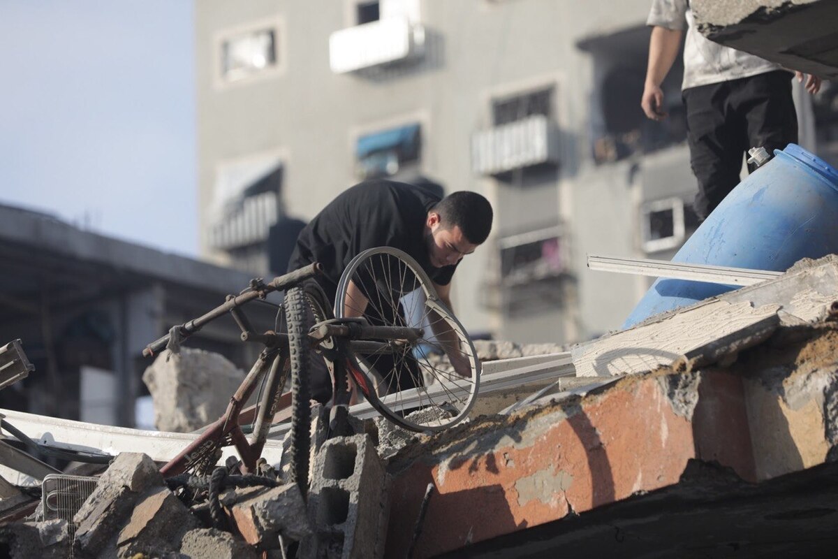 Israeli military airstrikes targeted several locations across the Gaza Strip, leaving homes and commercial building heavily damaged. [Mohammed Asad/Middle East Monitor]