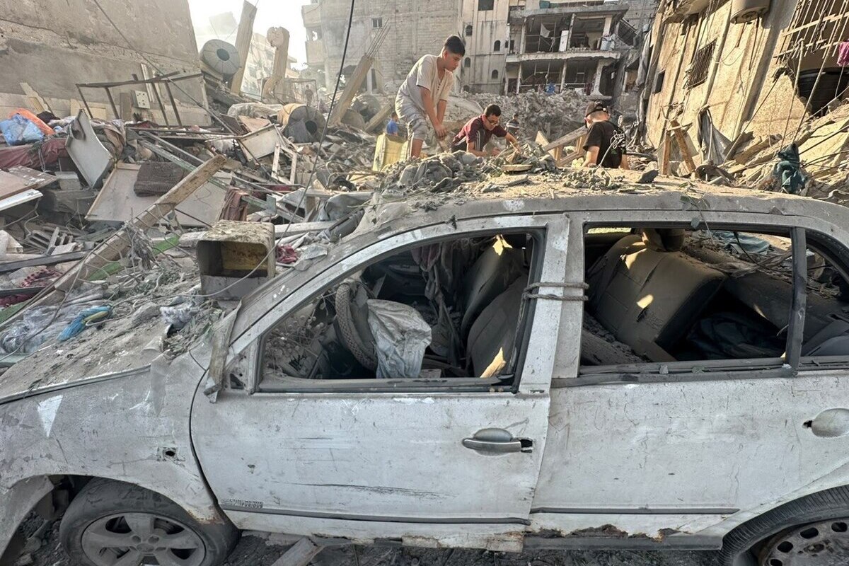 Israeli military airstrikes targeted several locations across the Gaza Strip, leaving homes and commercial building heavily damaged. [Mohammed Asad/Middle East Monitor]