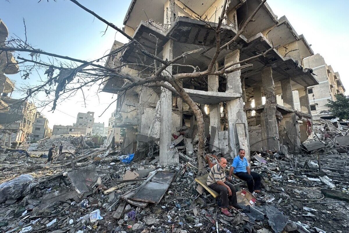 Israeli military airstrikes targeted several locations across the Gaza Strip, leaving homes and commercial building heavily damaged. [Mohammed Asad/Middle East Monitor]