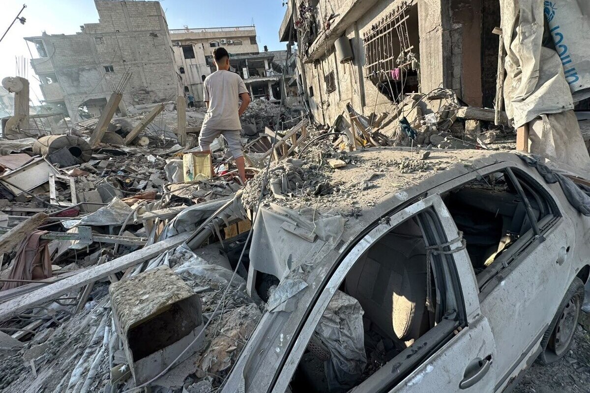 Israeli military airstrikes targeted several locations across the Gaza Strip, leaving homes and commercial building heavily damaged. [Mohammed Asad/Middle East Monitor]