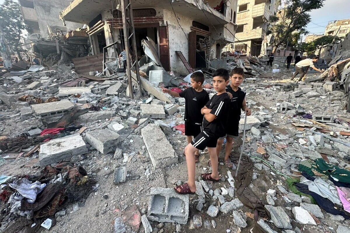 Israeli military airstrikes targeted several locations across the Gaza Strip, leaving homes and commercial building heavily damaged. [Mohammed Asad/Middle East Monitor]