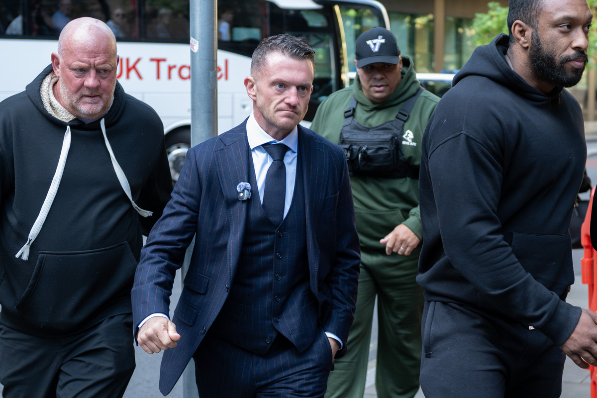 Muddle Easy Tommy Robinson arrives at Southwark Crown Court – Middle East Monitor