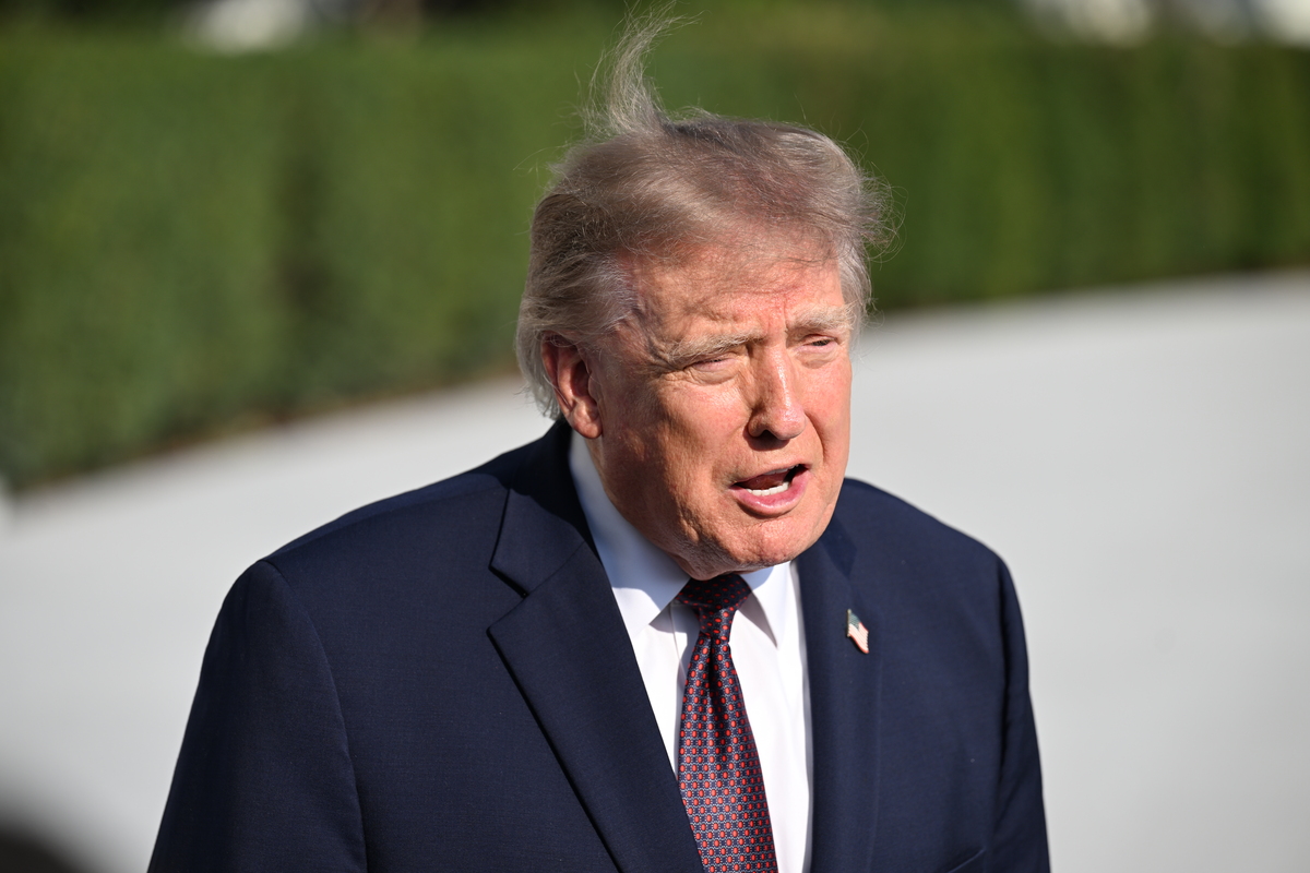 Muddle Easy U.S. President Trump speaks to media before boarding Marine One ...