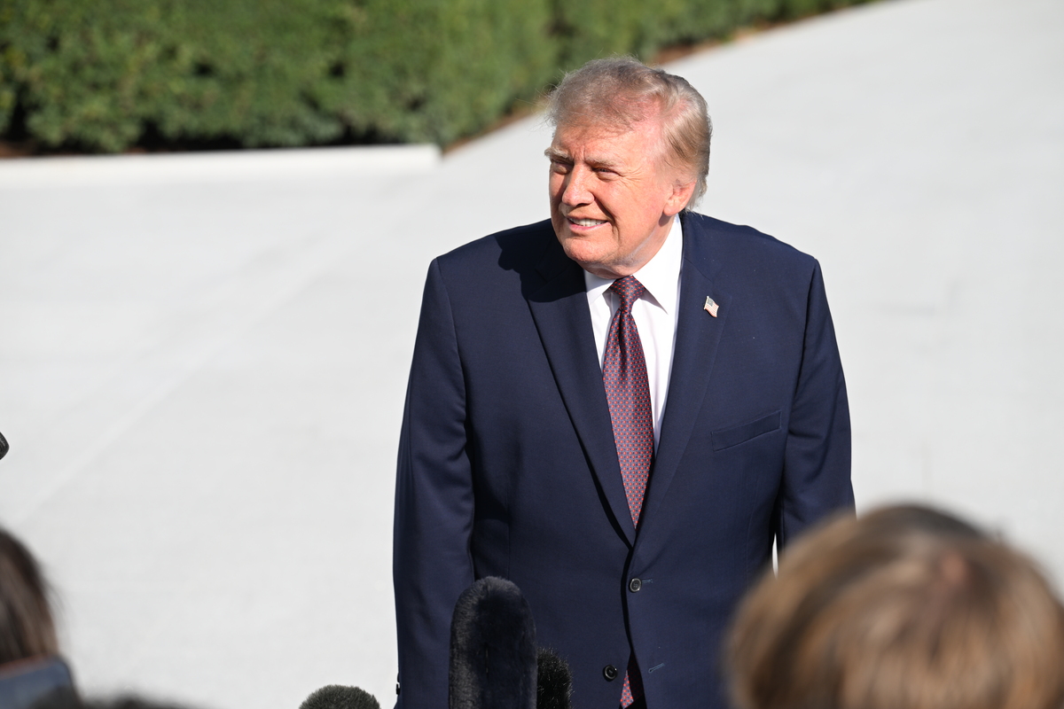 Muddle Easy U.S. President Trump speaks to media before boarding Marine One ...