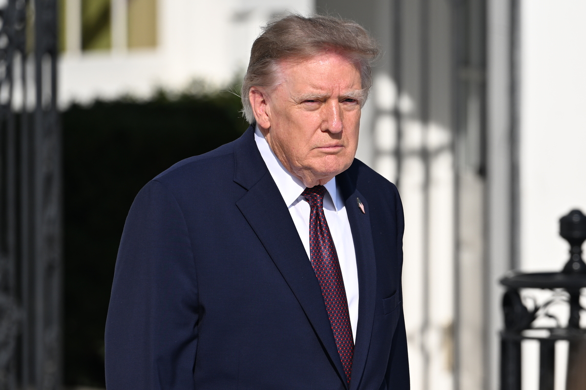 Muddle Easy U.S. President Trump speaks to media before boarding Marine One ...