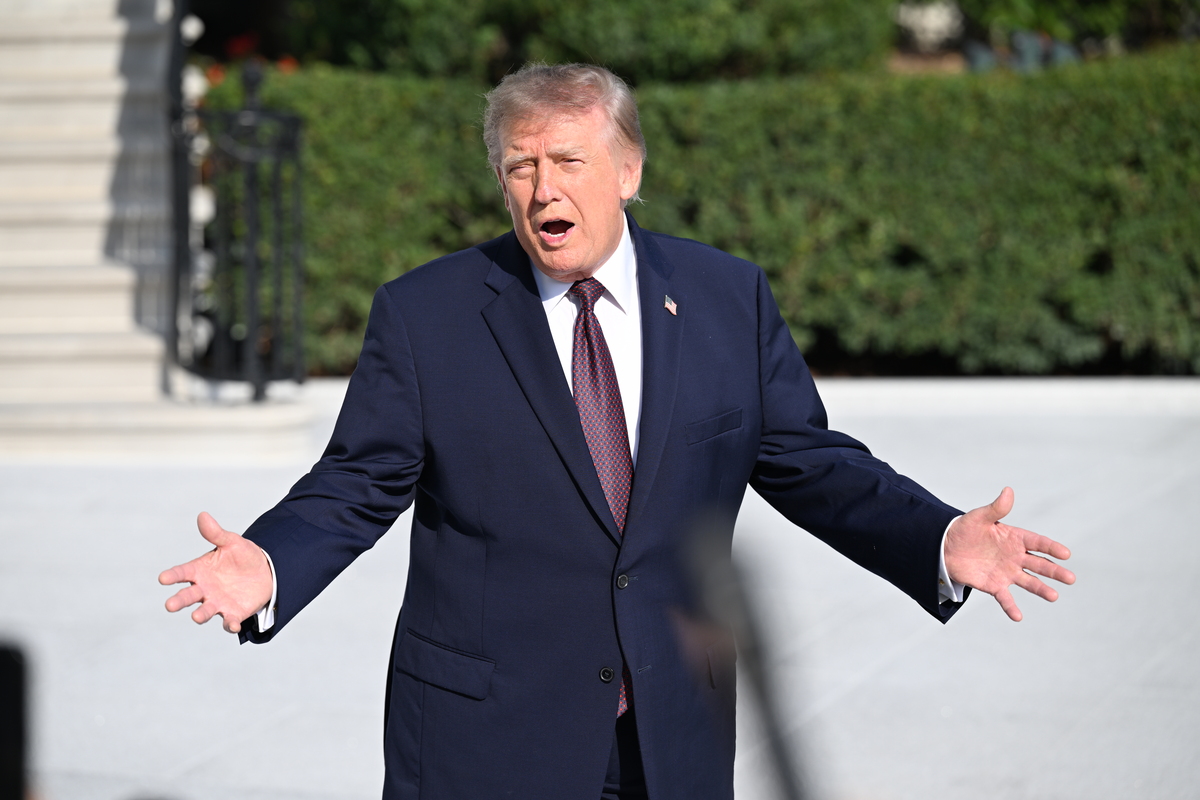 Muddle Easy U.S. President Trump speaks to media before boarding Marine One ...