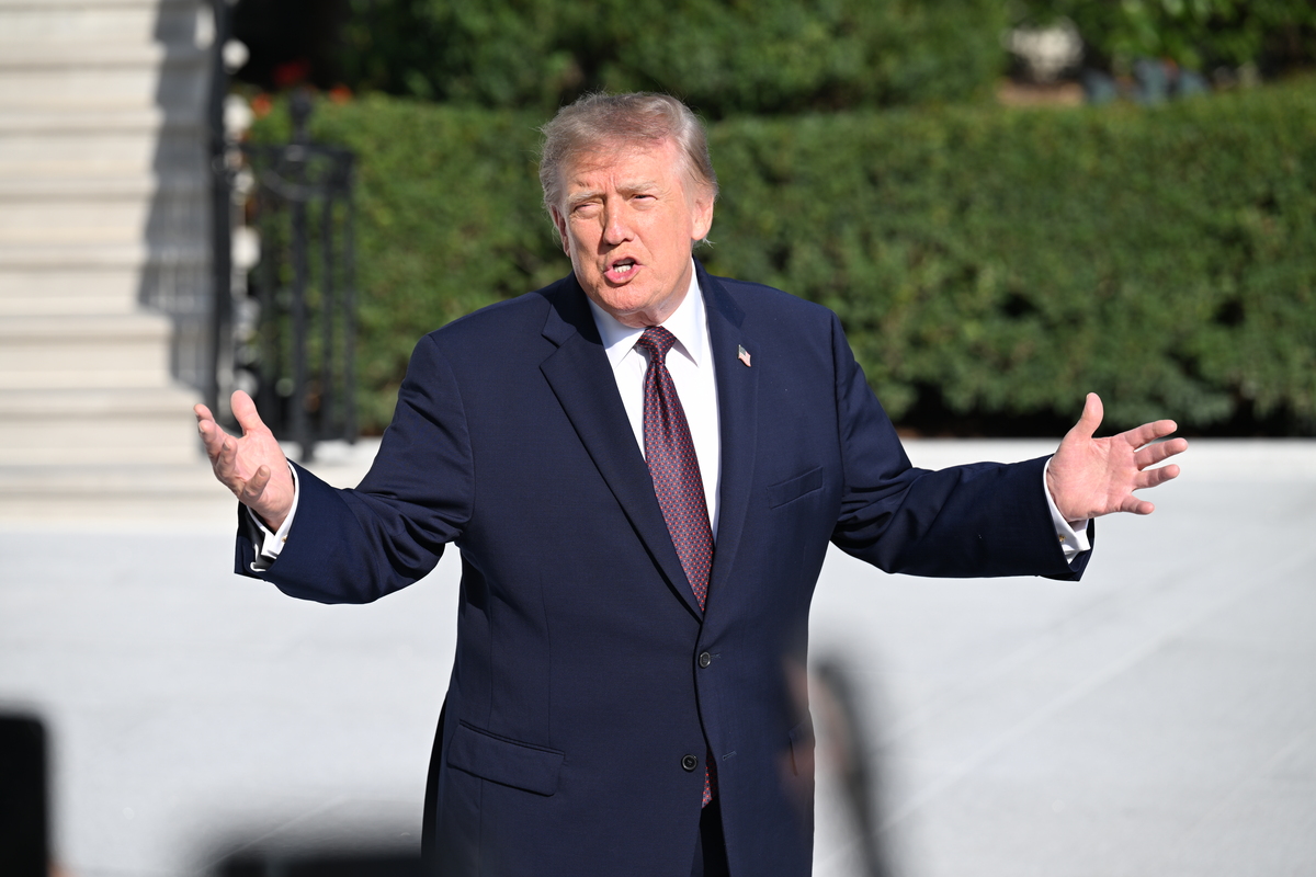 Muddle Easy U.S. President Trump speaks to media before boarding Marine One ...