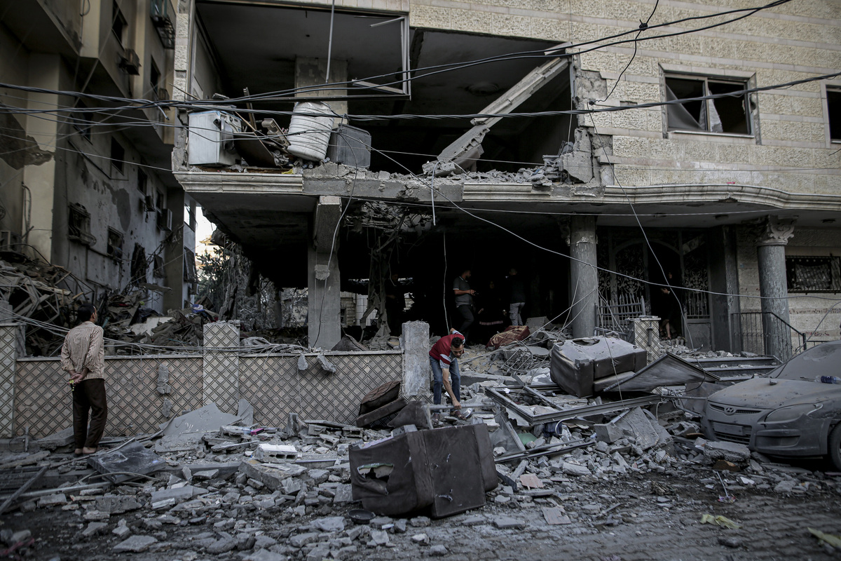 Muddle Easy 5 Palestinians, including a child, killed in Israeli attack on building ...